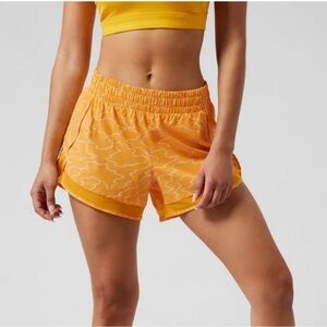 Athleta Printed Mesh Racer Run Short 4” Inseam Gold Size 3X Lined NWT